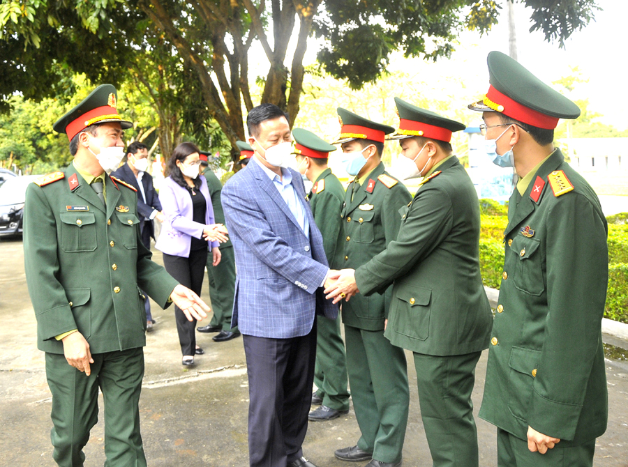Chủ tịch UBND tỉnh Nguyễn Văn Sơn thăm, động viên cán bộ, chiến sỹ Trung đoàn 877, thuộc Bộ Chỉ huy Quân sự tỉnh.