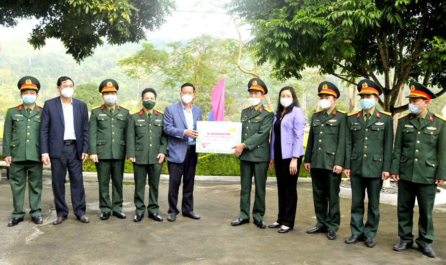 Chủ tịch UBND tỉnh Nguyễn Văn Sơn tặng quà cán bộ, chiến sỹ Trung đoàn 877.
