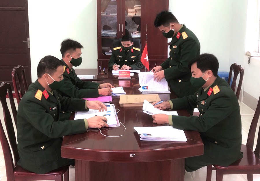Ban CHQS huyện Xín Mần thẩm định hồ sơ công dân nhập ngũ.