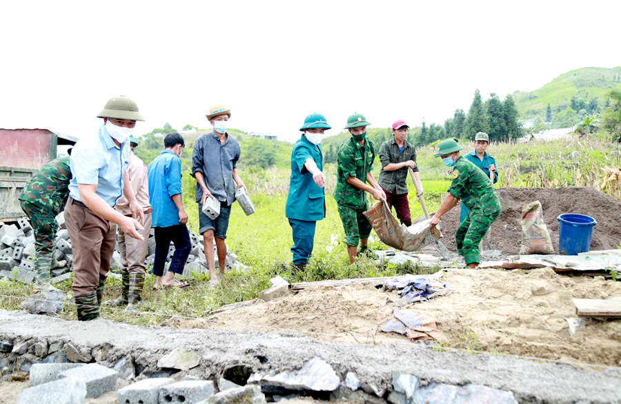 Bộ đội Biên phòng, Công an và nhân dân giúp gia đình ông Giàng Seo Tỏa, thôn Sải Giàng Phìn, xã Tả Ván (Quản Bạ) làm nhà mới.