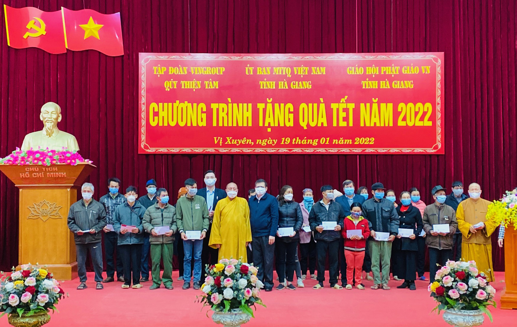Quỹ Thiện Tâm - Tập đoàn Vingrup và Giáo hội Phật giáo Việt Nam trao quà Tết cho người nghèo huyện Vị Xuyên.			 Ảnh: BIỆN LUÂN
