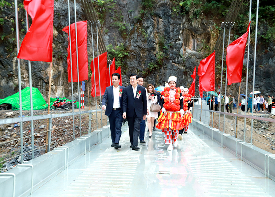 Nguyên Chủ tịch nước Trương Tấn Sang và Bí thư Tỉnh ủy Đặng Quốc Khánh cùng nhân dân trải nghiệm cầu Thượng Tân (Bắc Mê).
