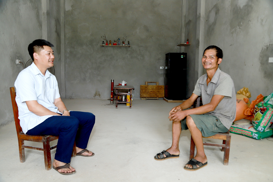 Anh Mùng Thìn Dũng (phải), thôn Na Sàng, xã Bạch Đích (Yên Minh) hạnh phúc trong ngôi nhà mới.