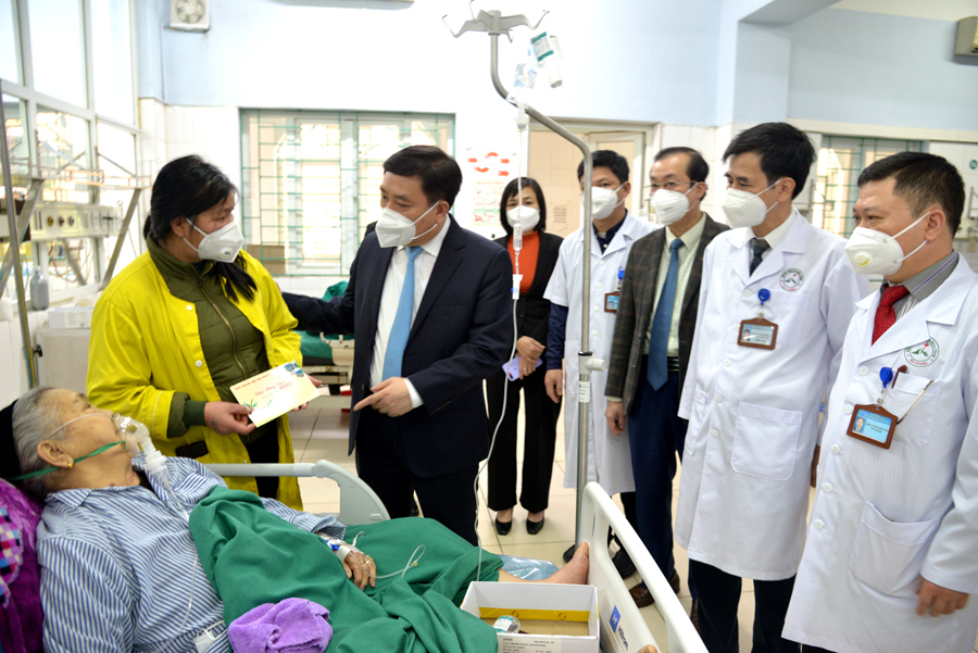 Phó Bí thư Tỉnh ủy tặng quà bệnh nhân Bệnh viện Đa khoa tỉnh

