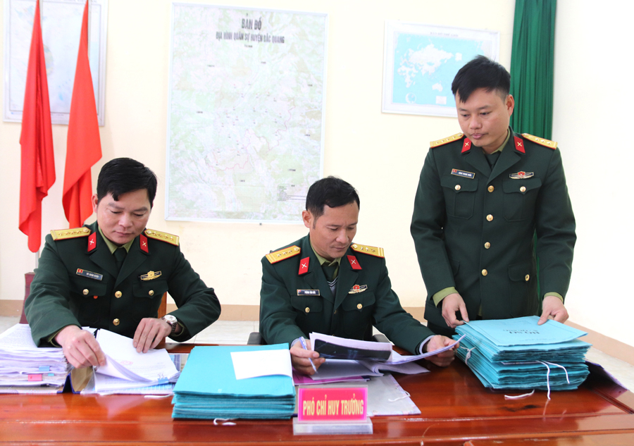 Cán bộ Ban Chỉ huy Quân sự huyện Bắc Quang rà soát hồ sơ công dân nhập ngũ.                                      Ảnh: THU PHƯƠNG
