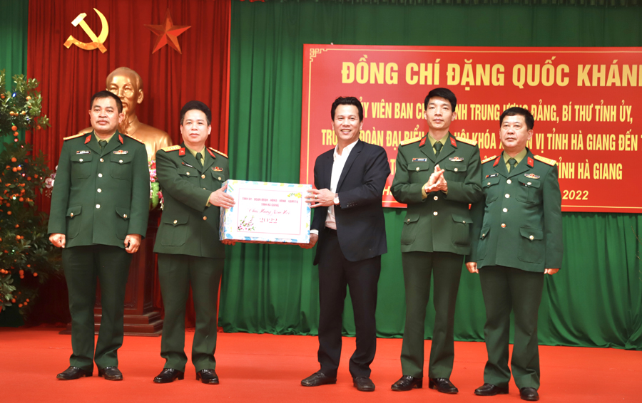 Bí thư Tỉnh ủy Đặng Quốc Khánh tặng quà Tết lãnh đạo Bộ CHQS sự tỉnh