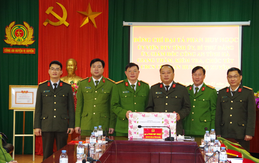 Giám đốc Công an tỉnh Phan Huy Ngọc trao quà Tết cho cán bộ, chiến sĩ Công an huyện Vị Xuyên.
