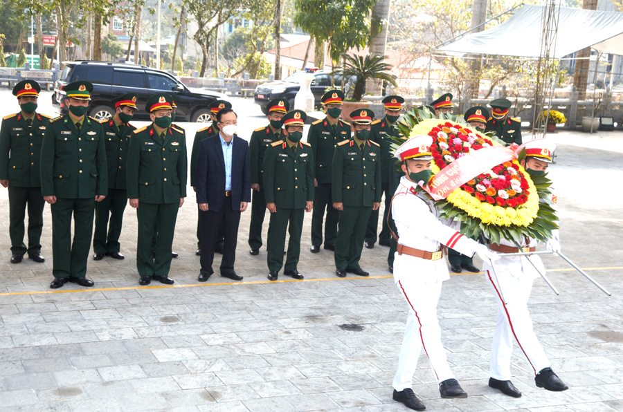 Đoàn công tác và lãnh đạo tỉnh dâng hoa tại Nghĩa Trang Liệt sỹ Quốc gia Vị Xuyên.
