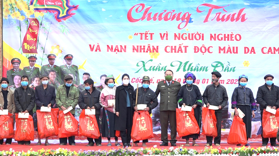 Giám đốc Công an tỉnh Phan Huy Ngọc và lãnh đạo huyện Xín Mần trao quà Tết cho người dân tại xã Cốc Rế.
