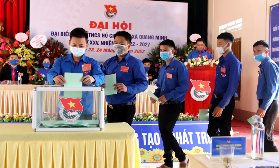 Các đại biểu bỏ phiếu bầu trực tiếp Bí thư Đoàn xã Quang Minh khóa XXV.