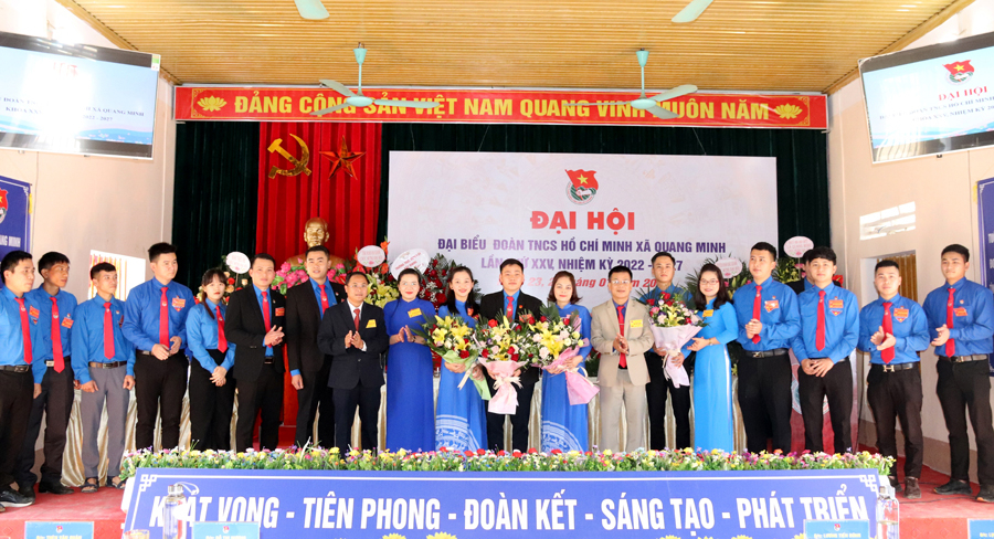 Lãnh đạo Tỉnh đoàn và huyện Bắc Quang tặng hoa chúc mừng BCH Đoàn TNCS Hồ Chí Minh xã Quang Minh khóa mới.