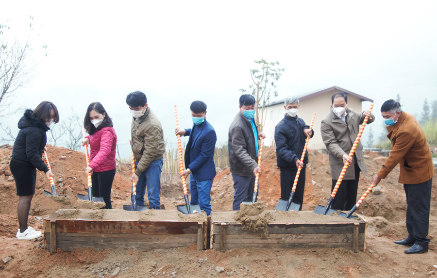 Các nhà tài trợ và chính quyền địa phương tiến hành động thổ khởi công xây dựng điểm trường thôn Cốc Đông.
