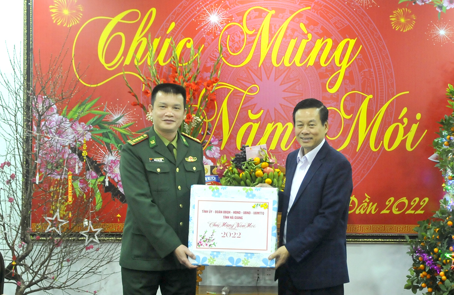 Chủ tịch UBND tỉnh Nguyễn Văn Sơn tặng quà Bộ Chỉ huy Bộ đội Biên phòng tỉnh.
