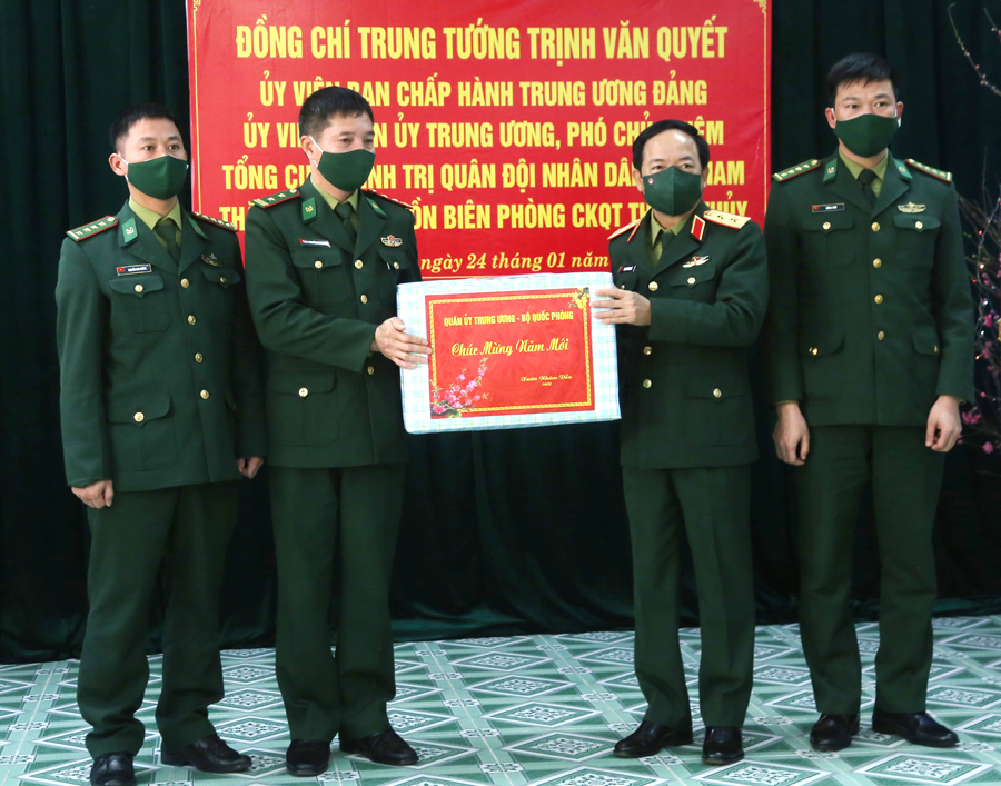 Trung tướng Trịnh Văn Quyết tặng quà tại Đồn Cửa khẩu quốc tế Thanh Thủy.
