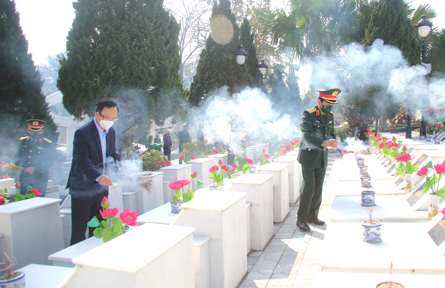 Trung tướng Trịnh Văn Quyết và Phó Bí thư Thường trực Tỉnh ủy Thào Hồng Sơn thắp hương các phần mộ Liệt sỹ tại Nghĩa trang Liệt sỹ Quốc gia Vị Xuyên.