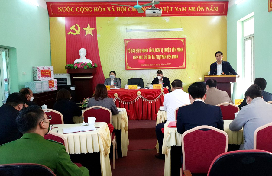 Trưởng Ban Tuyên giáo Tỉnh ủy Vũ Mạnh Hà phát biểu tại buổi tiếp xúc cử tri.
