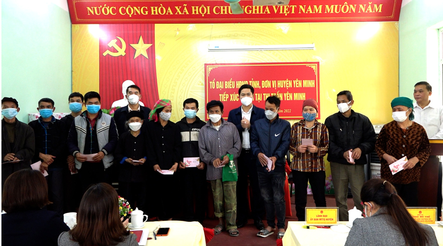 Trưởng Ban Tuyên giáo Tỉnh ủy Vũ Mạnh Hà trao quà cho các gia đình nhân dịp Tết Nguyên đán Nhâm Dần.