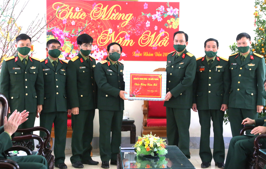 Trung Tướng Trịnh Văn Quyết tặng quà Đoàn Kinh tế Quốc phòng 313.
