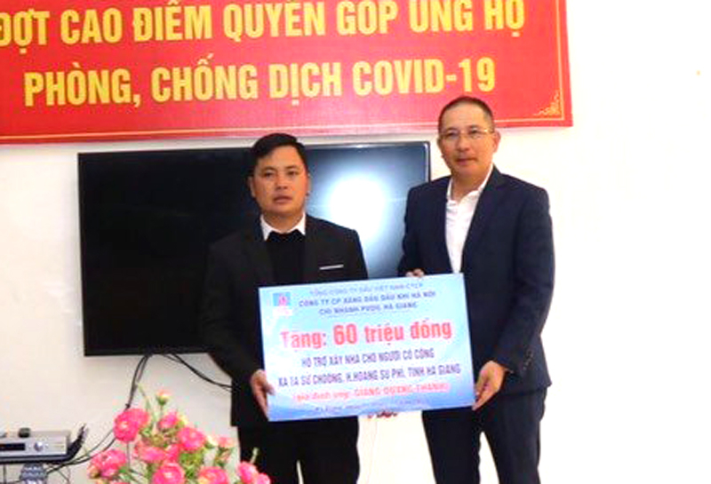  Lãnh đạo PVOIL Hà Giang ủng hộ tỉnh trong đợt phát động cao điểm quyên góp ủng hộ phòng, chống dịch Covid-19