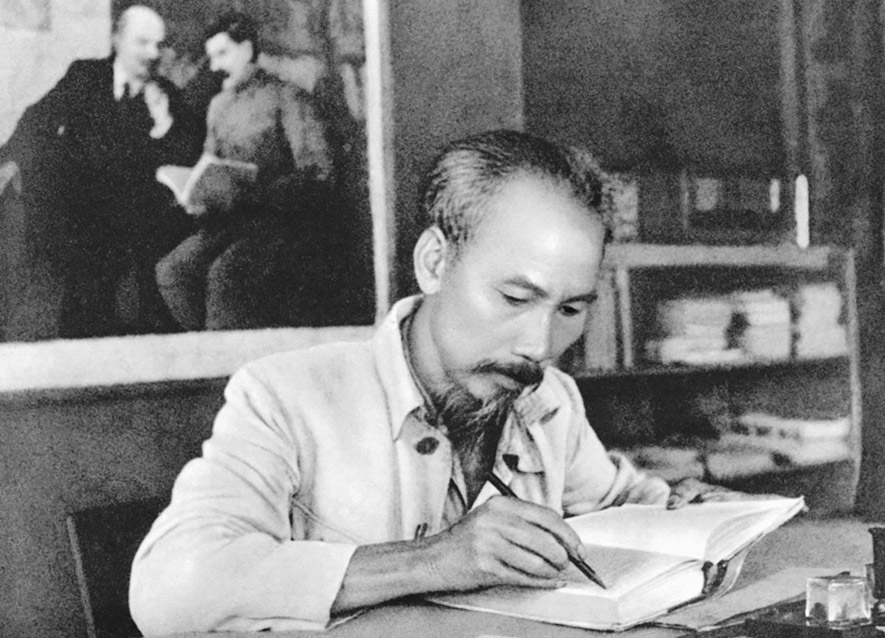Chủ tịch Hồ Chí Minh trong phòng làm việc của Người tại căn cứ địa Việt Bắc năm 1951. Ảnh tư liệu