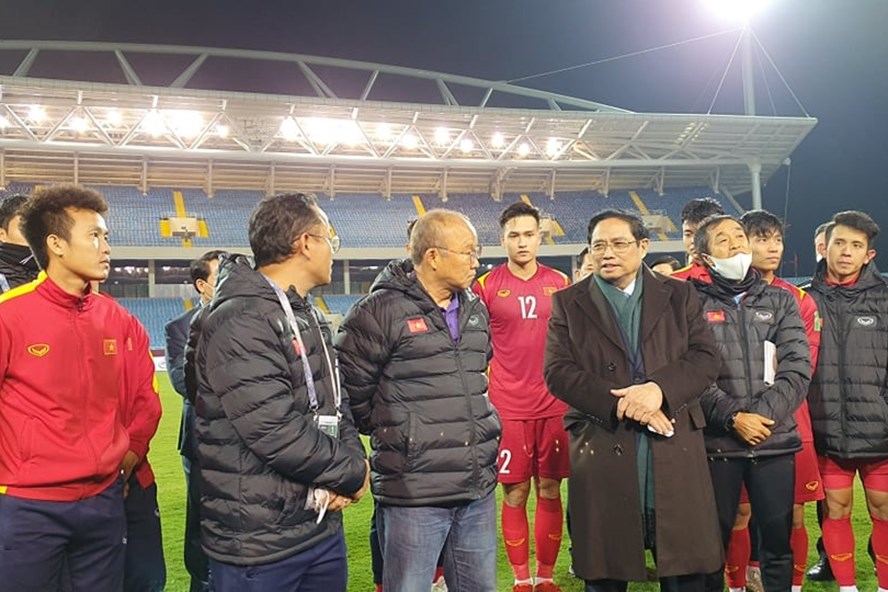 Thủ tướng Phạm Minh Chính xuống sân để động viên, chúc mừng chiến thắng của đội tuyển Việt Nam. 
