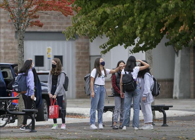 Học sinh đeo khẩu trang phòng dịch COVID-19 tại một trường học ở British Columbia, Canada.