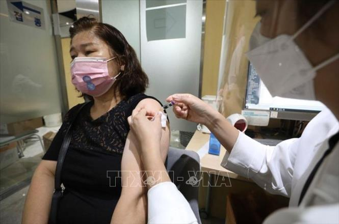 Tiêm phòng cúm cho người dân tại Hiệp hội phát triển y tế Hàn Quốc ở thủ đô Seoul.