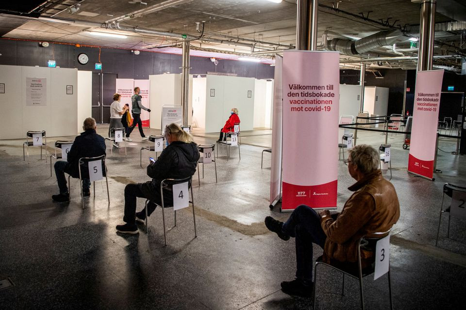 Người dân xếp hàng chờ tiêm vaccine COVID-19 tại Stockholm, Thụy Điển.