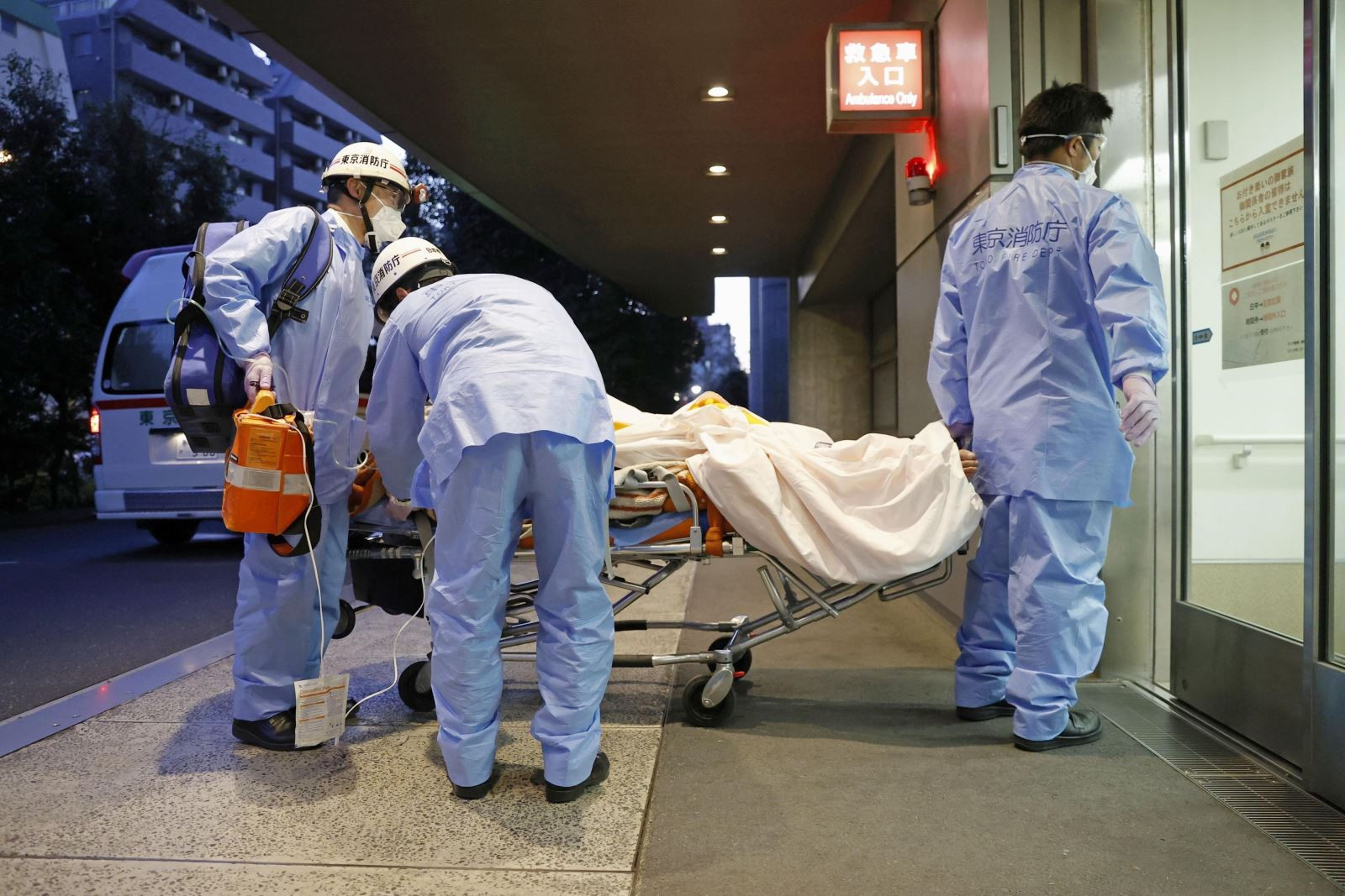 Nhân viên y tế chuyển bệnh nhân COVID-19 tới bệnh viện tại Tokyo, Nhật Bản, ngày 1/2/2022. 