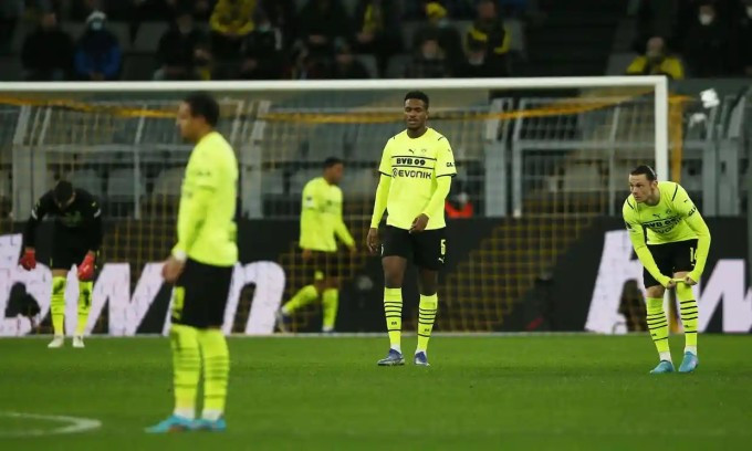 Trung vệ Dan-Axel Zagadou thất vọng sau khi phản lưới nhà, khiến Dortmund thua bàn thứ tư.