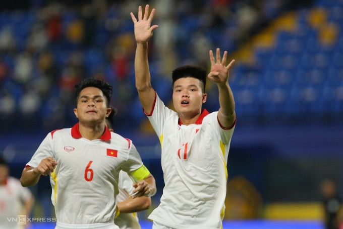 Văn Tùng (phải) ghi cú đúp vào lưới Singapore, ở trận đấu bảng C U23 Đông Nam Á tại Phnom Penh, Campuchia tối 19/2. 