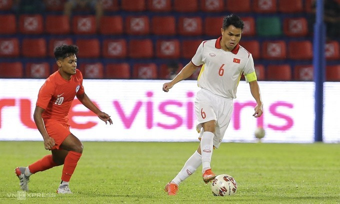 Đội trưởng Dụng Quang Nho chơi nổi bật với một bàn và hai kiến tạo trước Singapore.