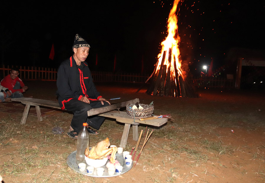 Ông Liều Văn Việt được biết đến là thầy cúng cao tay nhất của thôn Minh Thượng trong nghi lễ cúng Nhảy lửa.
