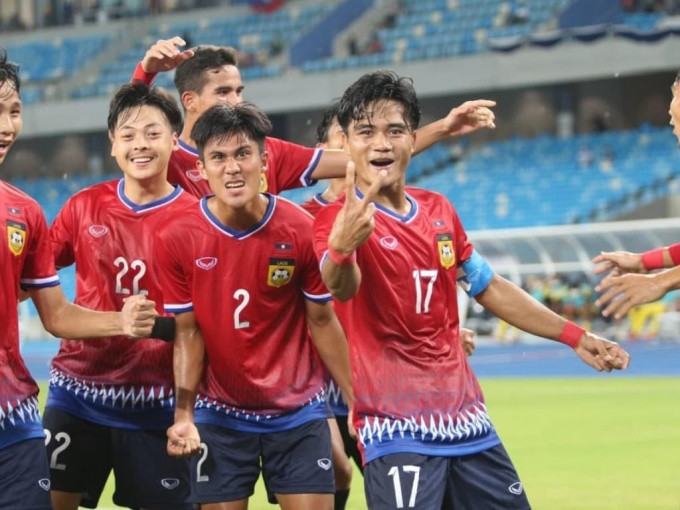 Đội trưởng Bounkong (số 17) chia vui cùng các đồng đội sau khi sút phạt thành bàn mở tỷ số vào lưới Malaysia