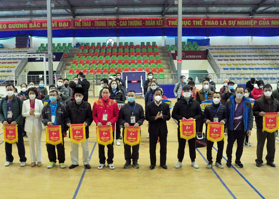 Ban Tổ chức trao cờ lưu niệm cho các đoàn tham dự giải đấu.