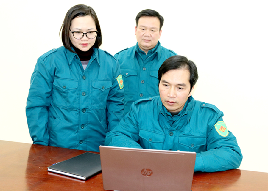 Bí thư Đảng ủy phường Nguyễn Trãi Tống Đức Tiến (người ngồi) vận hành Phần mềm quản lý đoàn viên, thanh niên và nghĩa vụ quân sự.