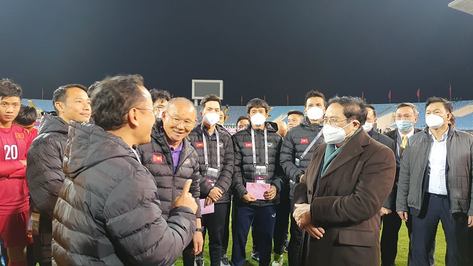 Huấn luyện viên Park Hang-seo và các cầu thủ nhận được lì xì từ Thủ tướng Phạm Minh Chính