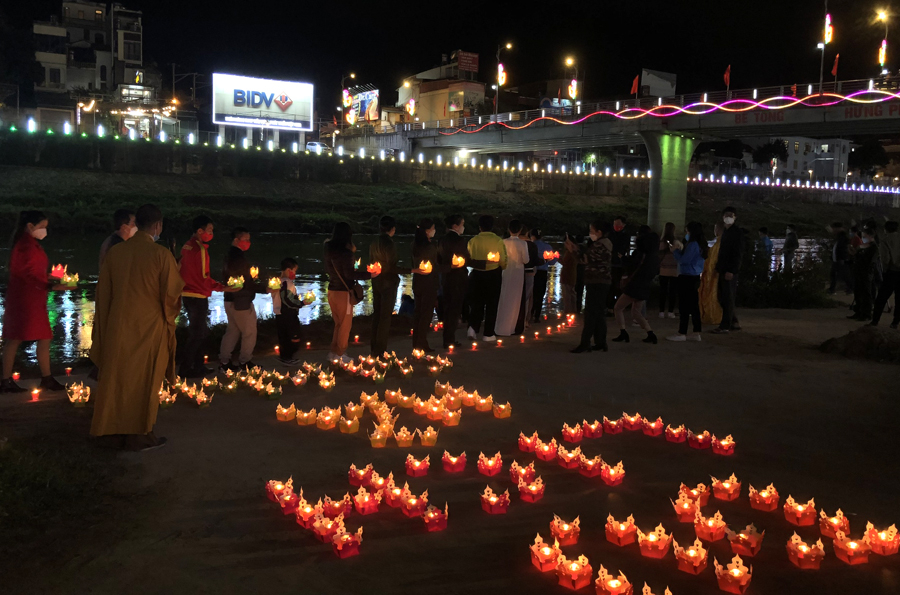 Du khách tham dự lễ cầu siêu hương hồn các anh hùng liệt sỹ tại sông Lô. Ảnh: Bình Minh