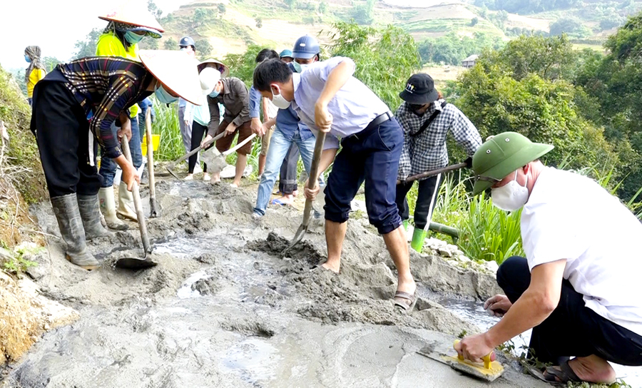 Cán bộ cùng nhân dân xã Đản Ván làm đường bê tông nông thôn.

