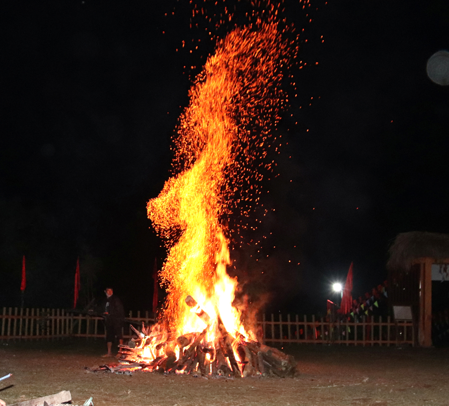 Khi 5 khối củi chắc được đốt trong nhiều giờ đồng hồ, tạo thành khối than rực hồng cũng là lúc lễ hội Nhảy lửa diễn ra.