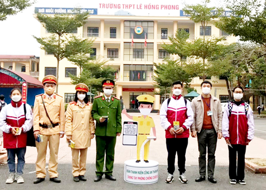 Đoàn Trường THPT Lê Hồng Phong (thành phố Hà Giang) phối hợp với Công an thành phố tuyên truyền pháp luật cho học sinh.