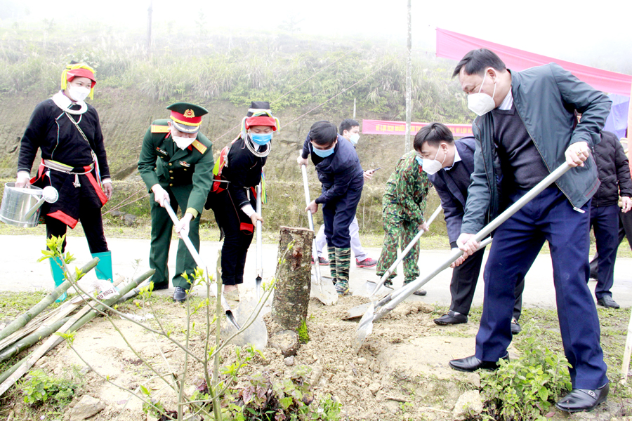 Cán bộ, đảng viên, lực lượng vũ trang và nhân dân thành phố Hà Giang trồng cây Xuân Nhâm Dần tại thôn Khuổi My, xã Phương Độ.

