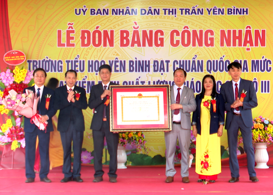 Phó Chủ tịch UBND tỉnh Trần Đức Quý trao Bằng công nhận cho tập thể nhà trường.
