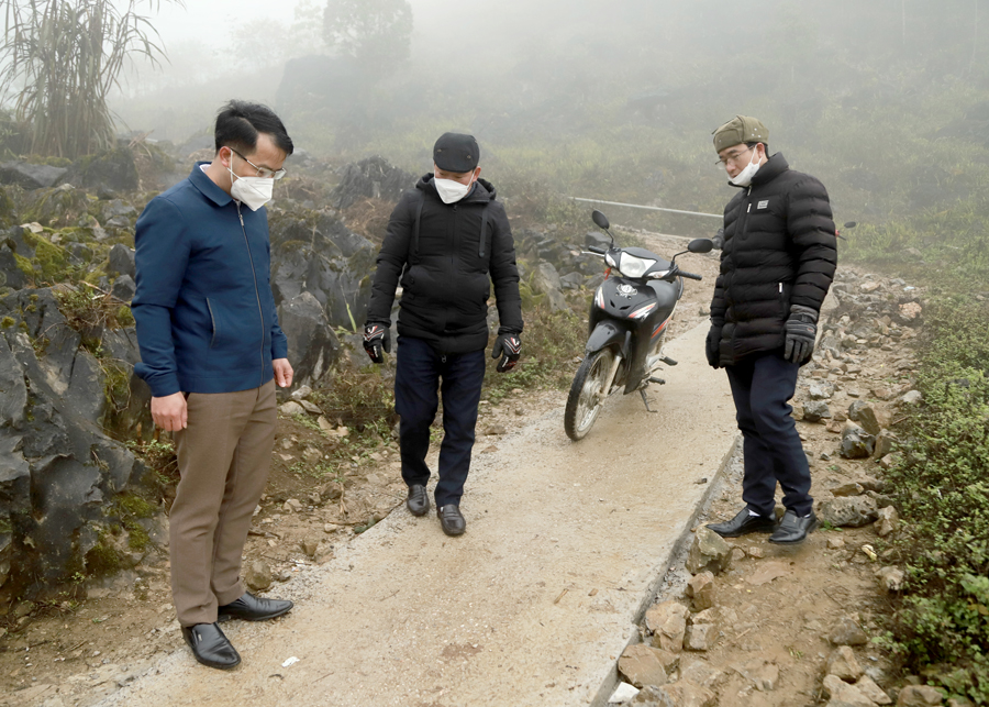 Phó Tổng biên tập Báo Hà Giang cùng lãnh đạo xã Sủng Cháng kiểm tra tiến độ làm đường bê tông đi thôn Sủng Chớ