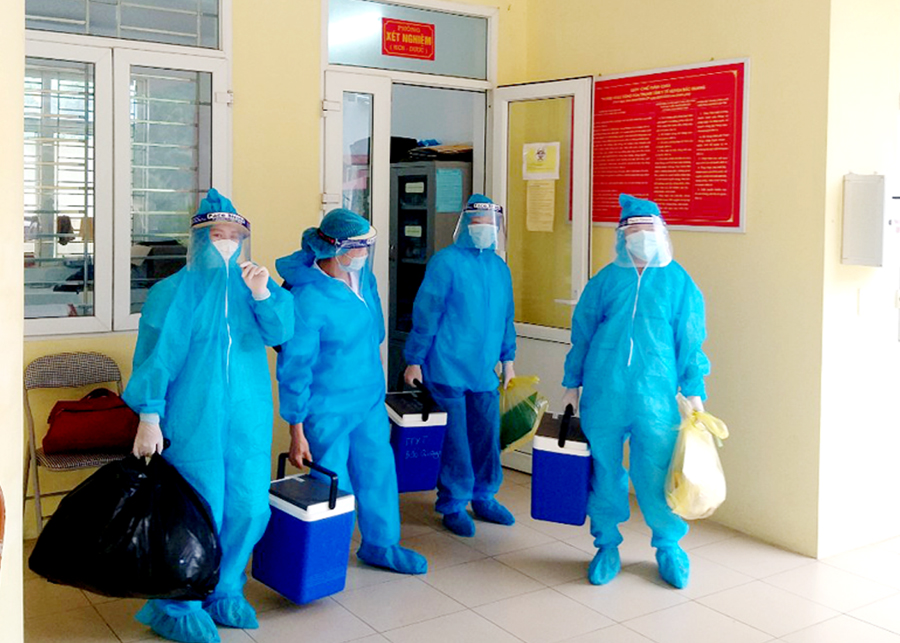 Tổ xét nghiệm Covid - 19 của Trung tâm Y tế huyện Bắc Quang chuẩn bị vào vùng có dịch.