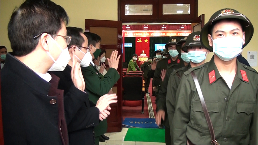 Các đại biểu động viên, tiễn chân 136 công dân ưu tú của huyện Bắc Quang lên đường nhập ngũ (Ảnh: Hoàng Khá).