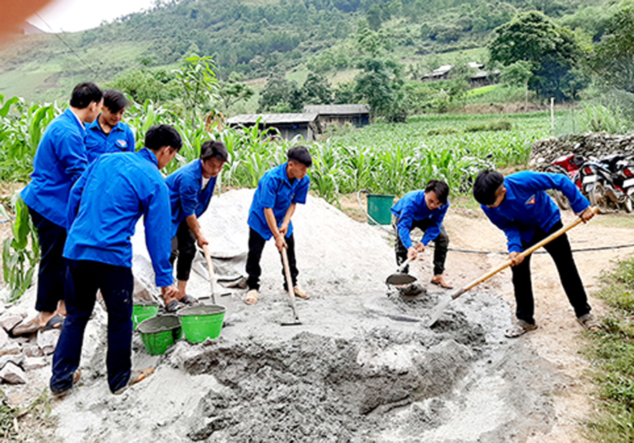 Đoàn viên, thanh niên huyện Mèo Vạc làm đường bê tông nông thôn.