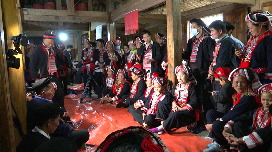 Người dân trong thôn tham gia lễ hội cầu mùa.

