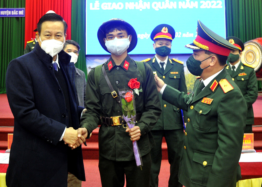 Chủ tịch UBND tỉnh tặng hoa động viên các tân binh lên đường nhập ngũ
