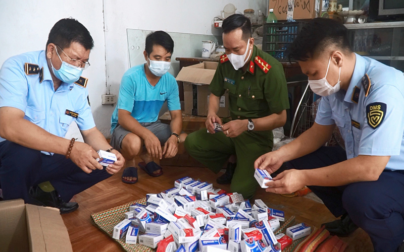 Hàng trăm hộp thuốc điều trị Covid-19 không rõ nguồn gốc bị phát hiện tại một điểm kinh doanh trên đường Đại Mỗ, quận Nam Từ Liêm, Hà Nội.